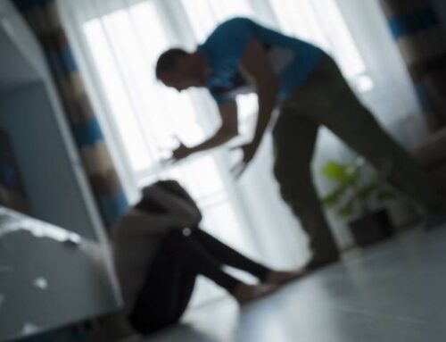 Trabalhadora vítima de violência doméstica é demitida por justa causa, mas Justiça reverte decisão